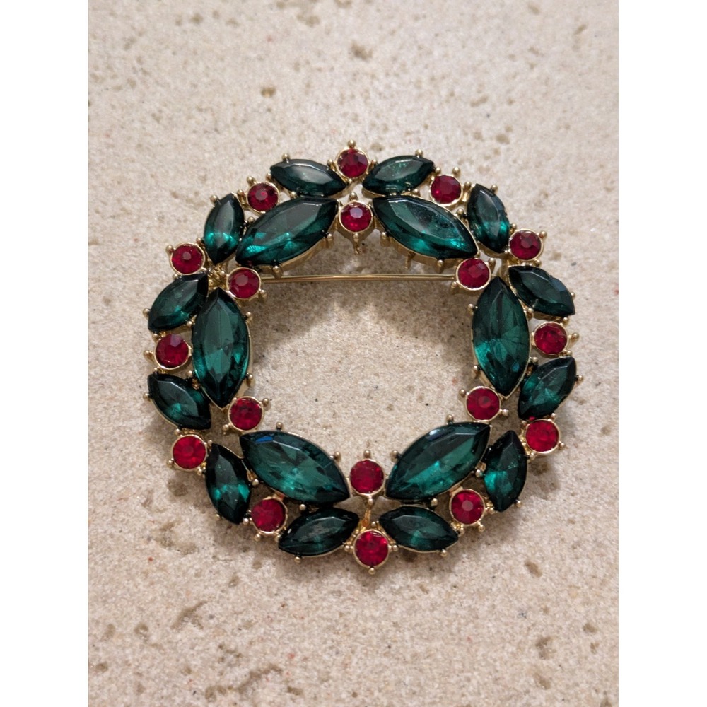 Vintage Christmas Wreath Brooch Greenโ Holly Red Berry Rhinestone Gold Tone 2in